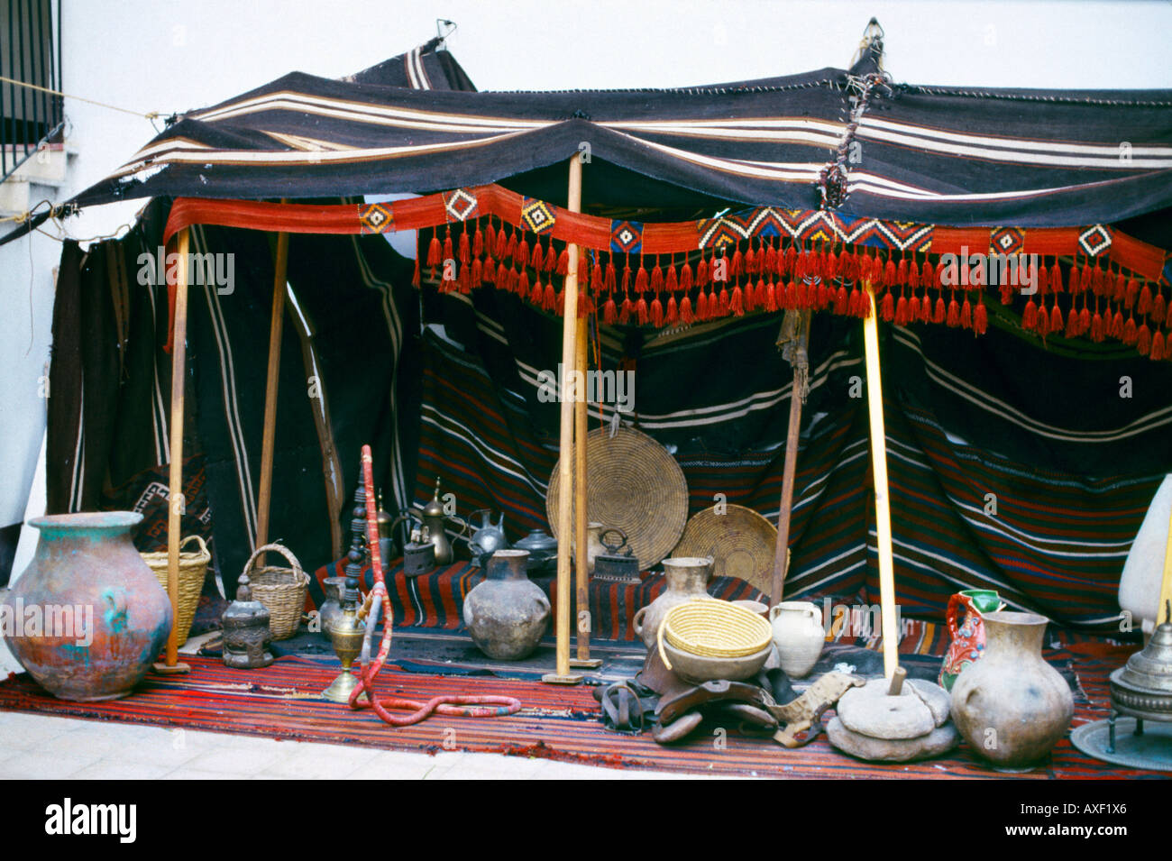 Aqaba Jordanien Alcazar Hotel Beduinen Zelt Töpfe & Kochen Geschirr Stockfoto