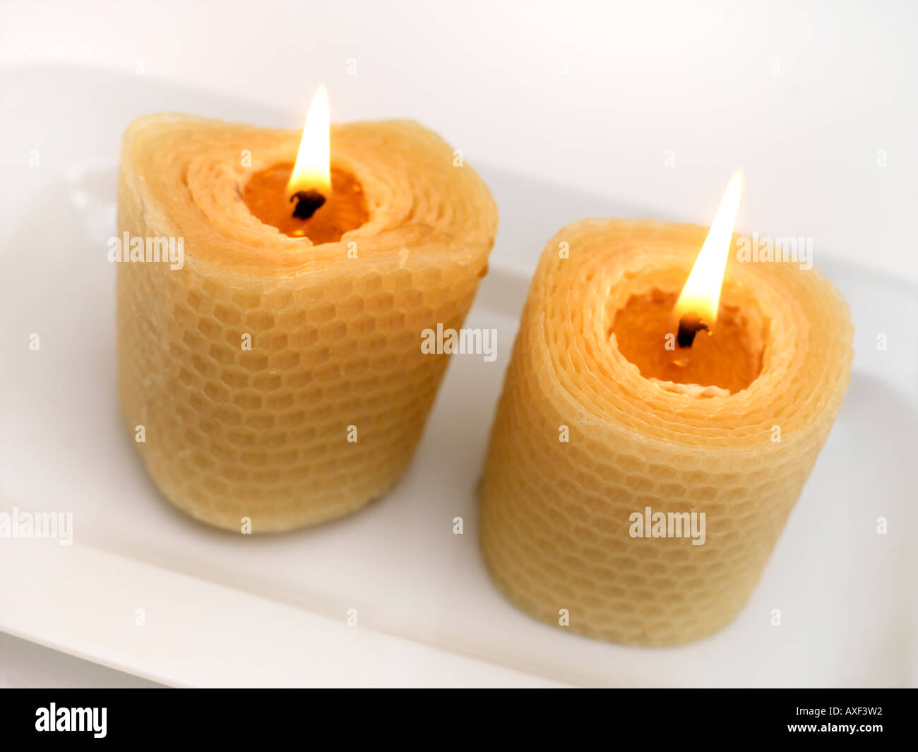 Zwei Bienen Wachs Kerzen zeigen Honey Comb Stockfoto