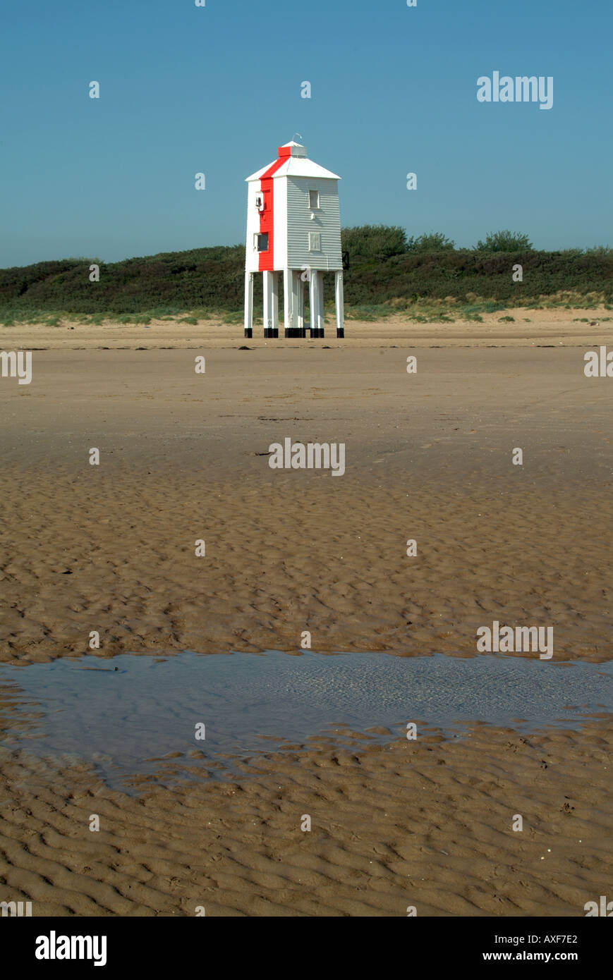 Burnham am Meer zum alten Leuchtturm bei Ebbe Stockfoto