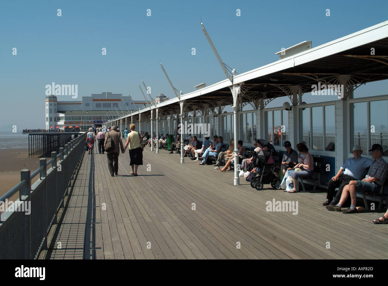 Weston Super Mare Grand Pier mit Menschen entspannen und zu Fuß Stockfoto