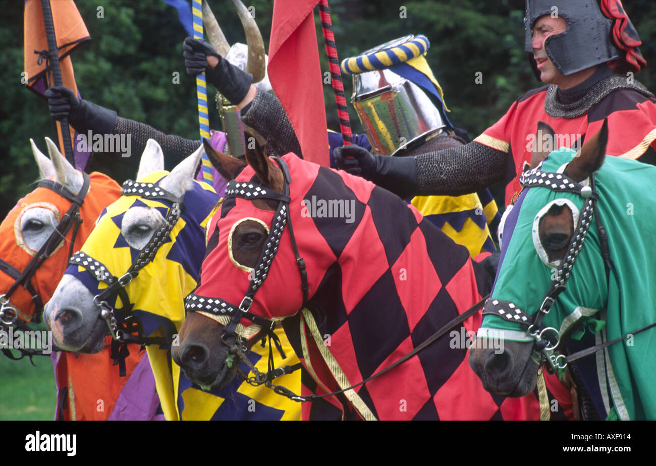 Mittelalterliche Ritter auf Pferd zurück in Rüstung mittelalterliche Ritterspiele Wettbewerb re Erlass bei Caerlaverock Castle Dumfries Schottland UK Stockfoto