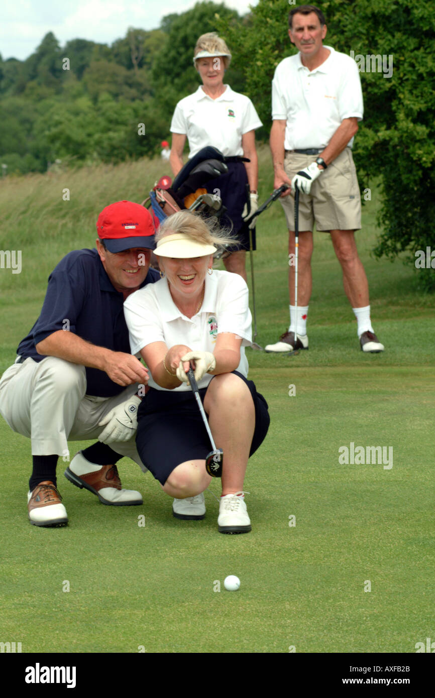 Senior-Vierer Golfer bei Andover Golf Club Hampshire Southern England UK setzen Lektion in Aktion Stockfoto