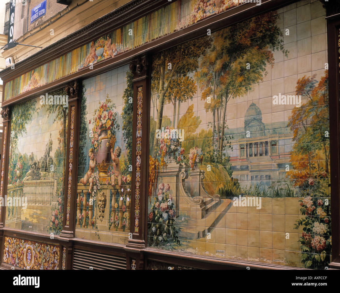 Fliesenwand Stadt Straße Madrid Spanien Stockfoto