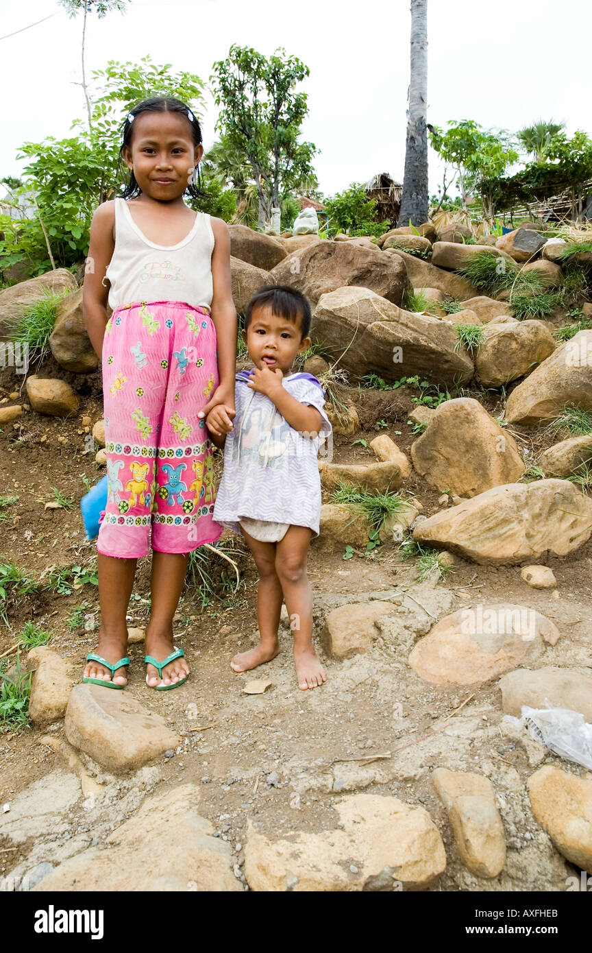 Junge Mädchen begrüßen Besucher in der kleinen Küstenstadt von Amed Bali Indonesien Stockfoto