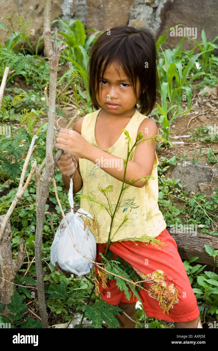 Eine Mädchen posiert in der kleinen Küstenstadt von Amed Bali Indonesien Stockfoto