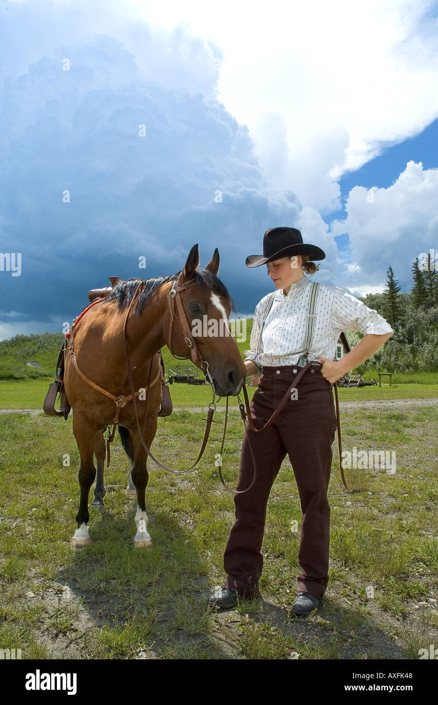 Eine Cowgirl Uhren ihr Pferd an der Bar U Ranch National Historic Site in Southern Alberta Kanada Stockfoto