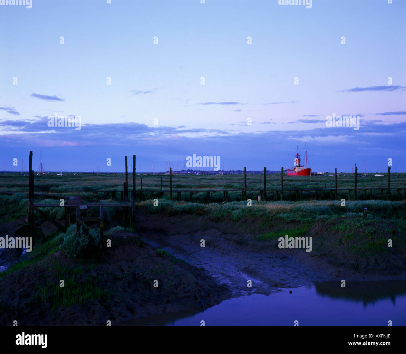 Trinity House Feuerschiff vor Anker in einer Bucht am Sumpf Land an der Tollesbury in Essex, England Stockfoto