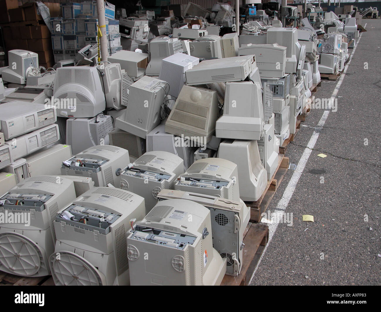 Elektronikschrott an einem Lagerplatz Fresno, Kalifornien Stockfoto