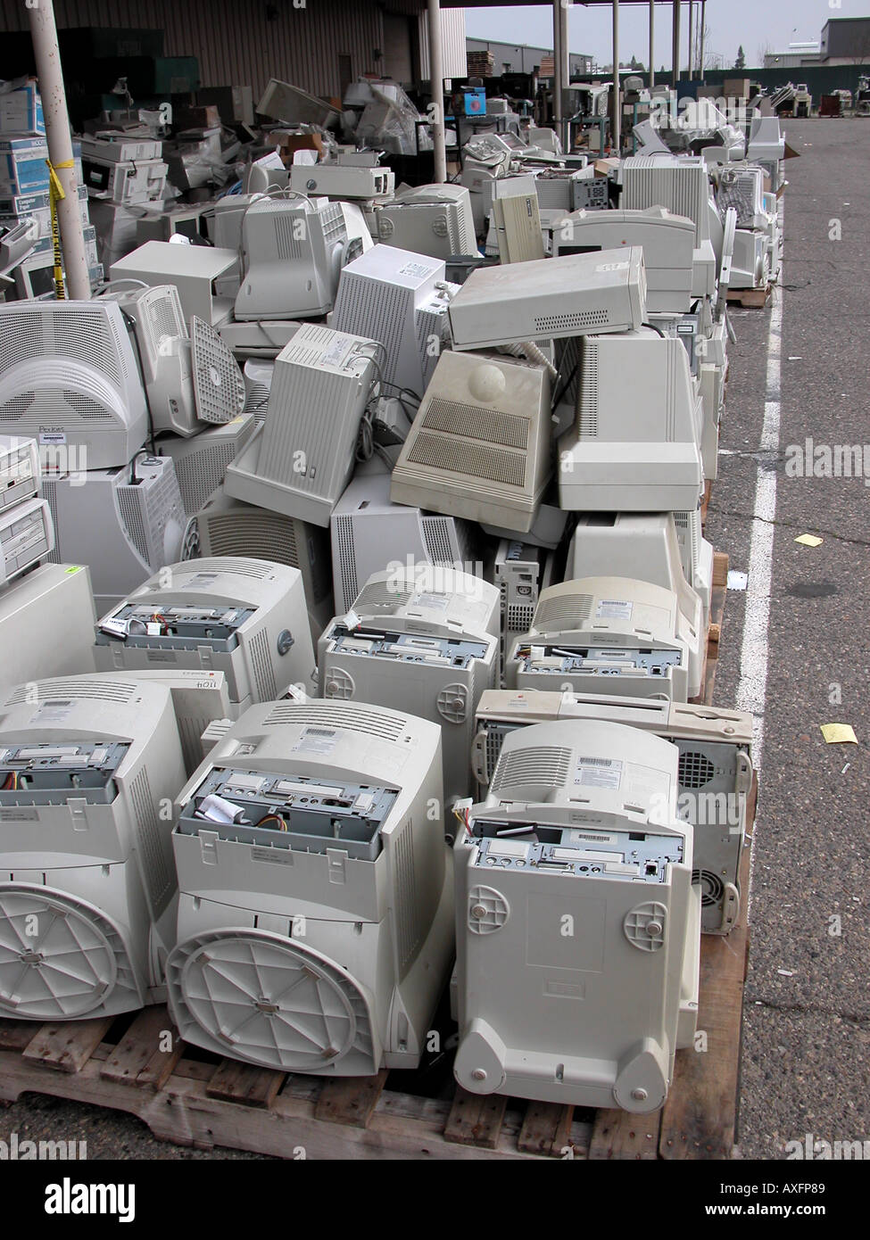 Elektronikschrott an einem Lagerplatz Fresno, Kalifornien Stockfoto