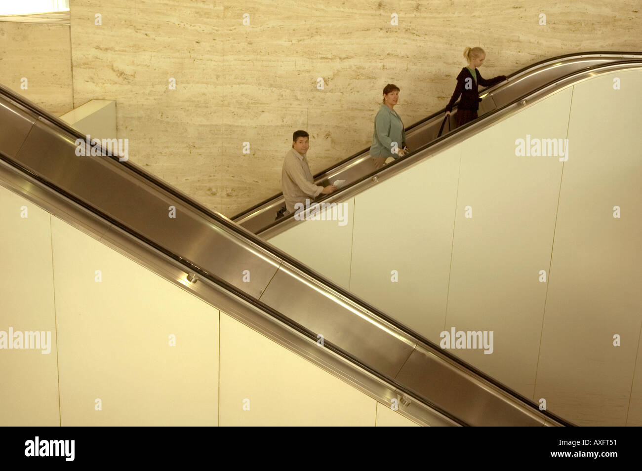 Menschen Sie uns eine Rolltreppe kommt man zu ihrem Bestimmungsort am Flughafen JFK. Stockfoto
