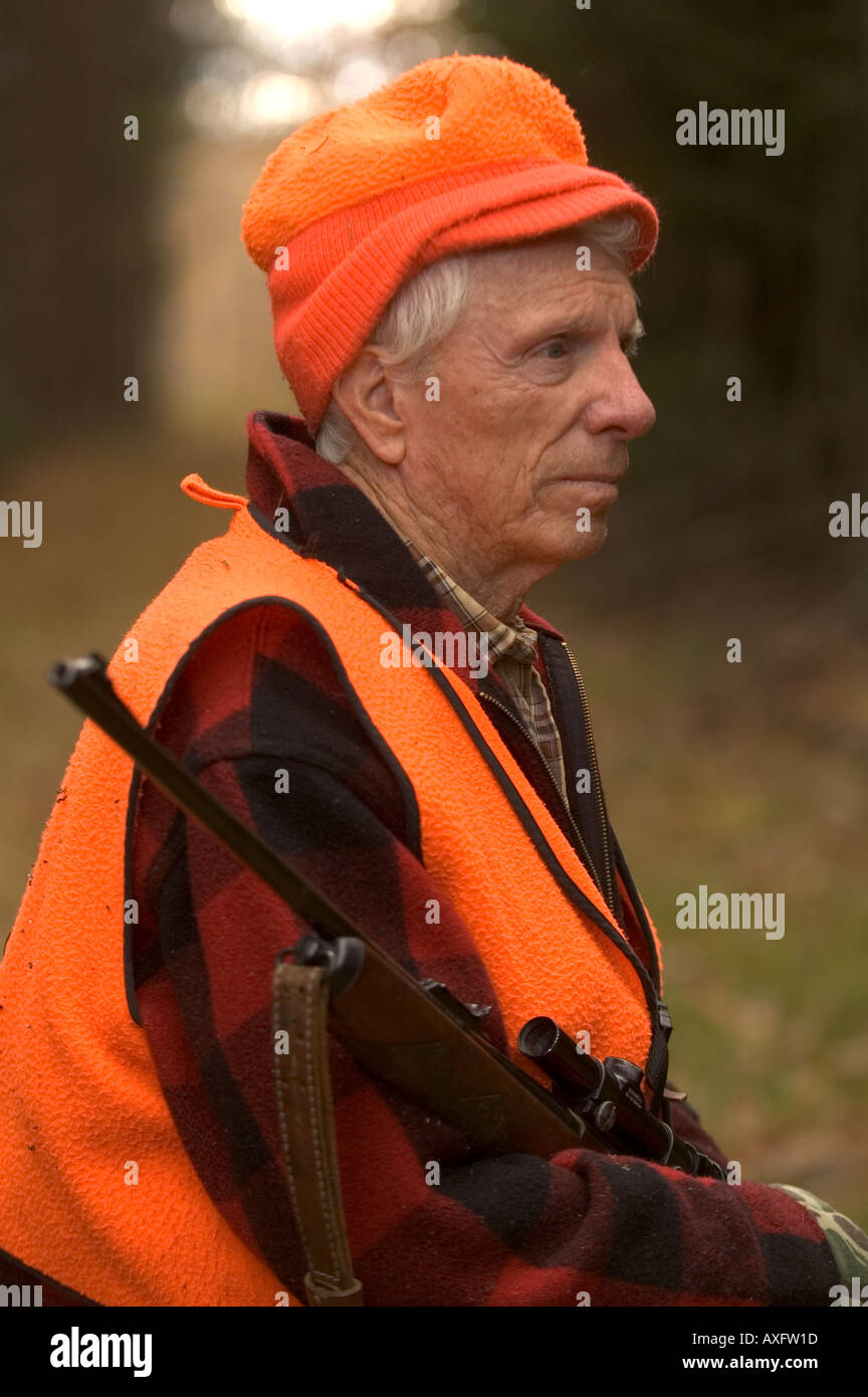 Ein Jäger steht in den Wäldern von Maine auf der Suche nach einem Hirsch Stockfoto