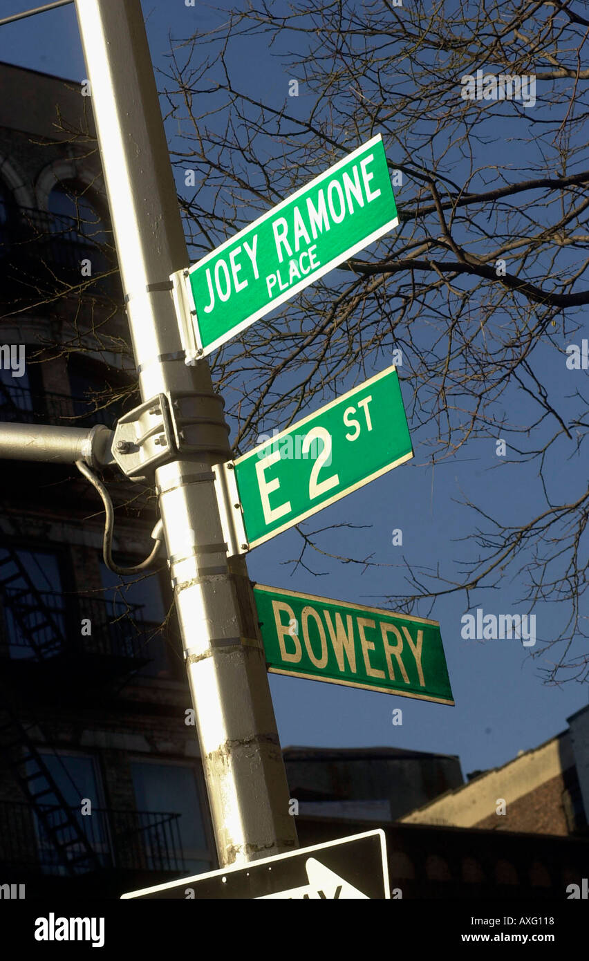 Die Ecke Bowery / East zweite St umbenannt Joey Ramone Ort die Ecke sich in der Nähe von CBGB s befindet der Nexus der Punk-Rock-Szene Stockfoto