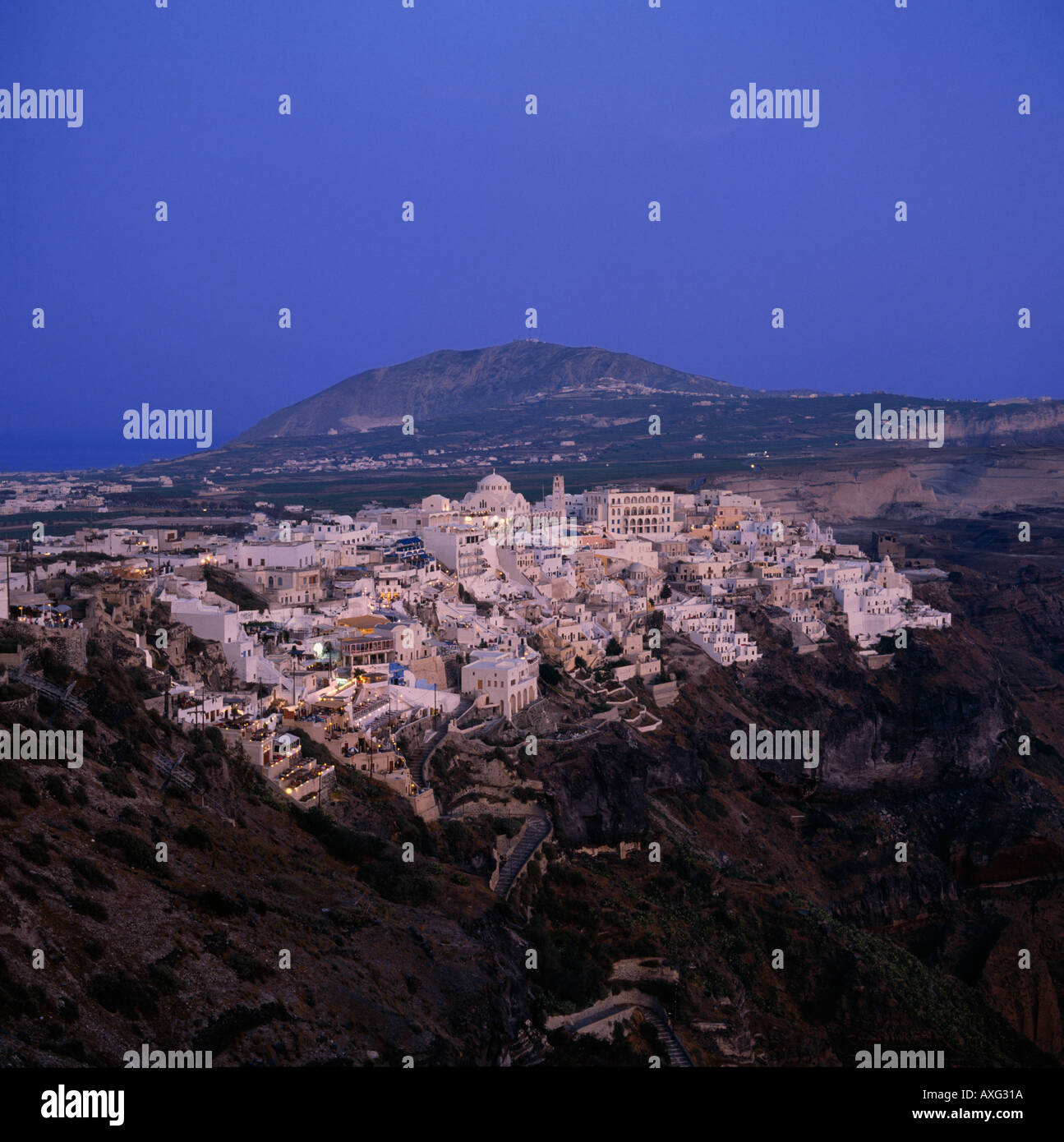 Abenddämmerung Klippe Draufsicht mit den Lichtern von Ansammlung von hübschen weißen Gebäude von der Stadt Fira auf Santorin die griechischen Inseln Stockfoto