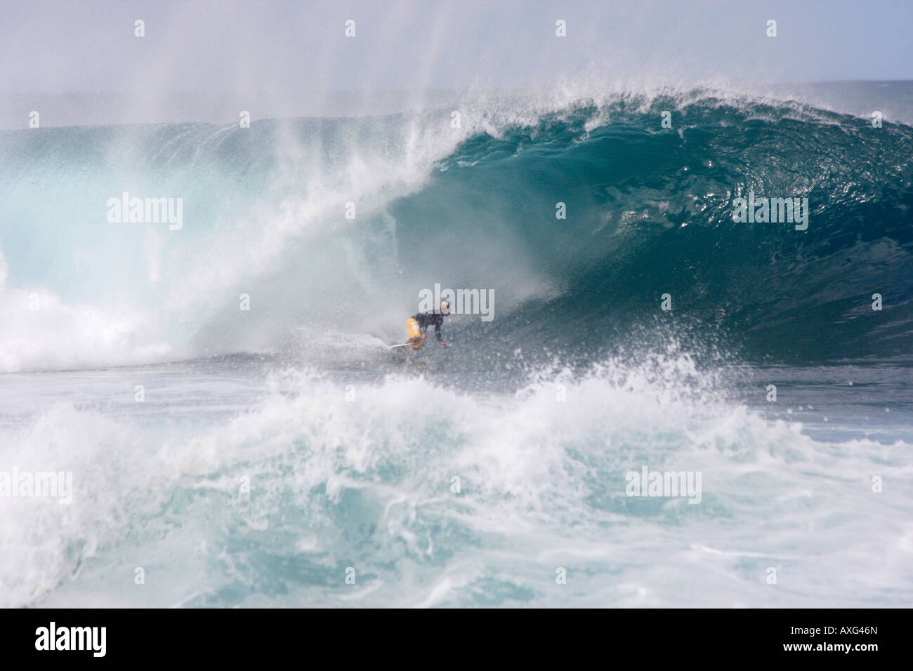 RIESIGE WELLEN IN DER "PIPELINE", WAIMEA BEACH, NORTH COAST, OAHU, HAWAII FÖRDERN ABENTEUERLICHE SURFEN Stockfoto
