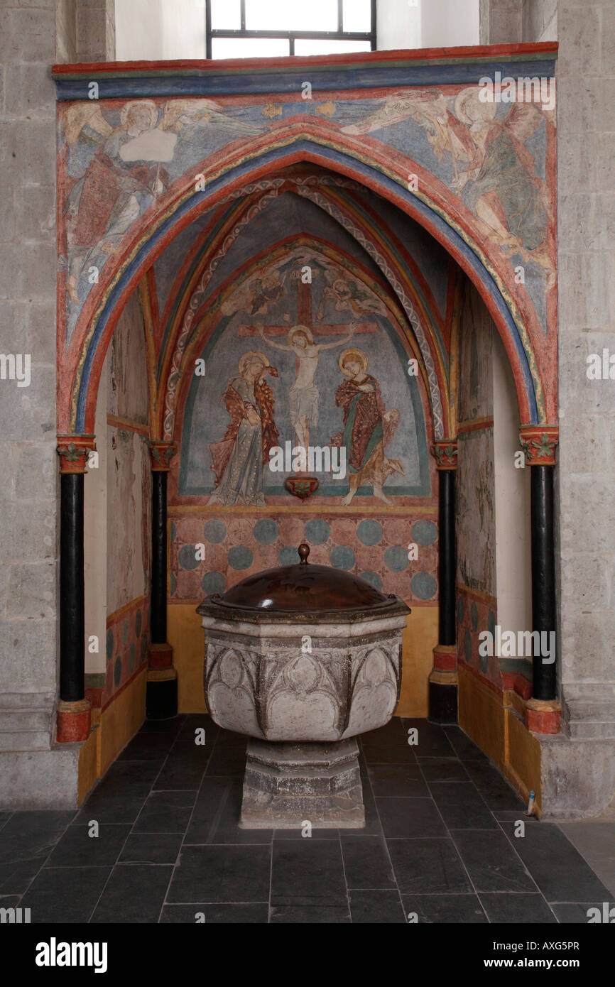 Köln, St. Kunibert, Taufkapelle Mit Kreuzigungsszene Stockfoto