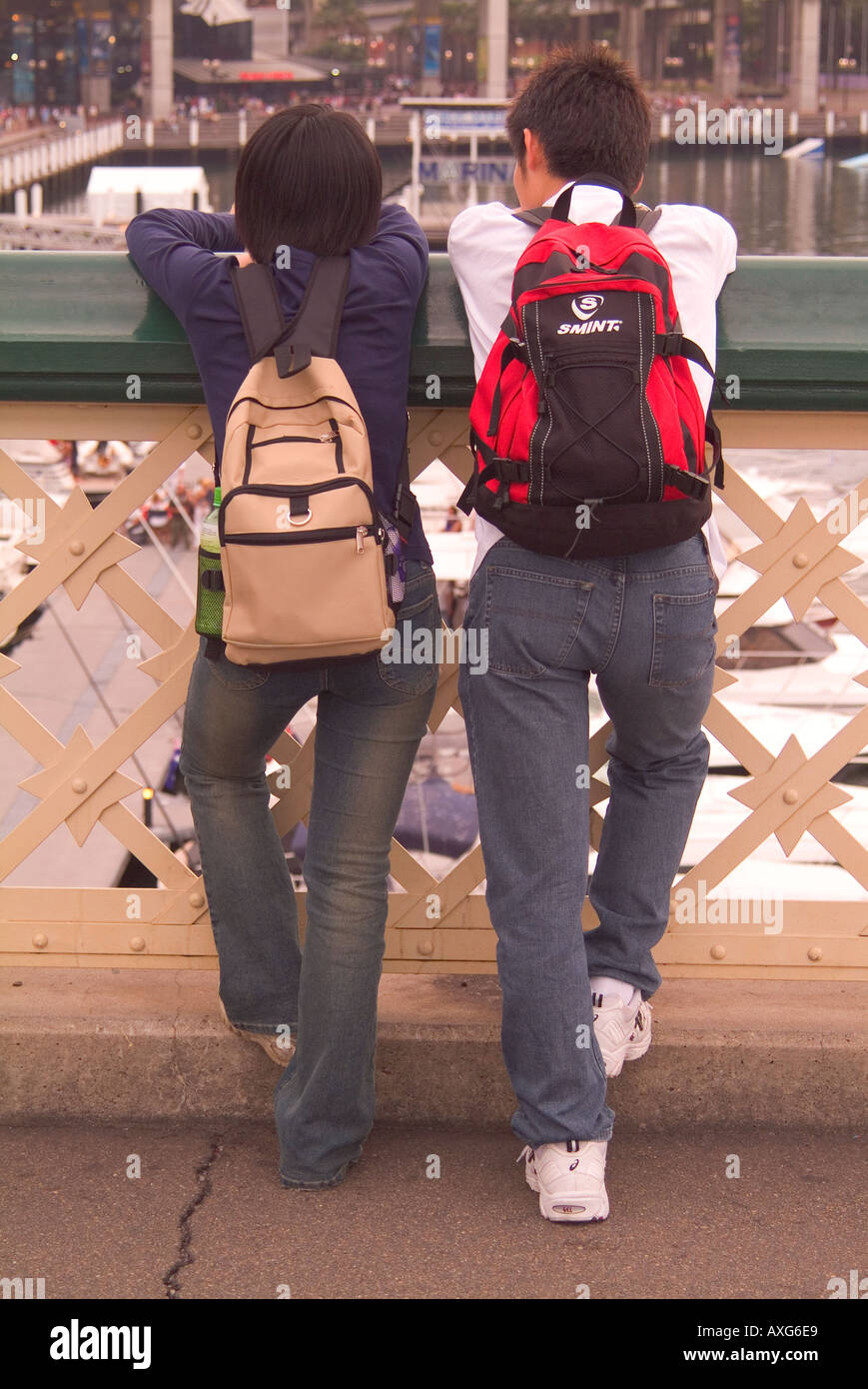 Zwei asiatische Touristen Rucksacktouristen auf Pyrmont Bridge Sydney Stockfoto