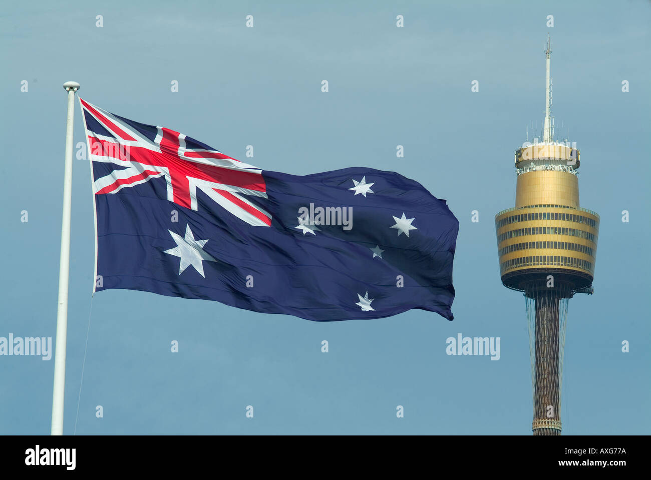 Australische Flagge im Wind mit Sydney Tower im Hintergrund Stockfoto