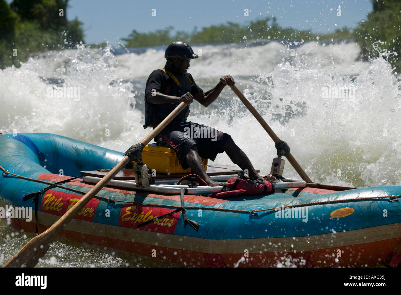 Afrika-Uganda-Jinja-Wildwasser Sparren Paddel über Bujagali Fälle am Nil in der Nähe der Flüsse im Viktoriasee Stockfoto