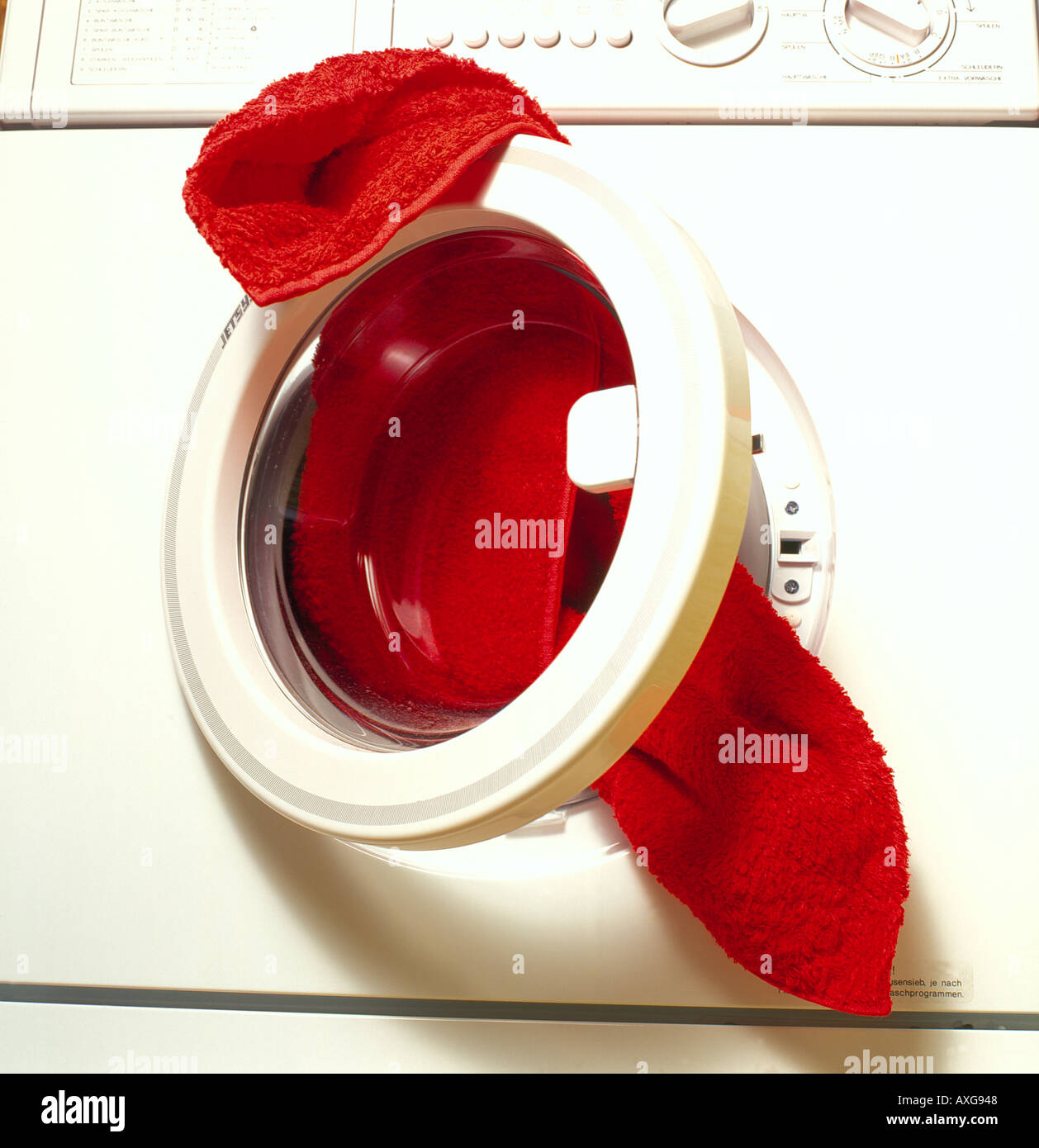 Vorderseite des eine Waschmaschine Loeaded mit roten Handtuch Foto von Willy Matheisl Stockfoto