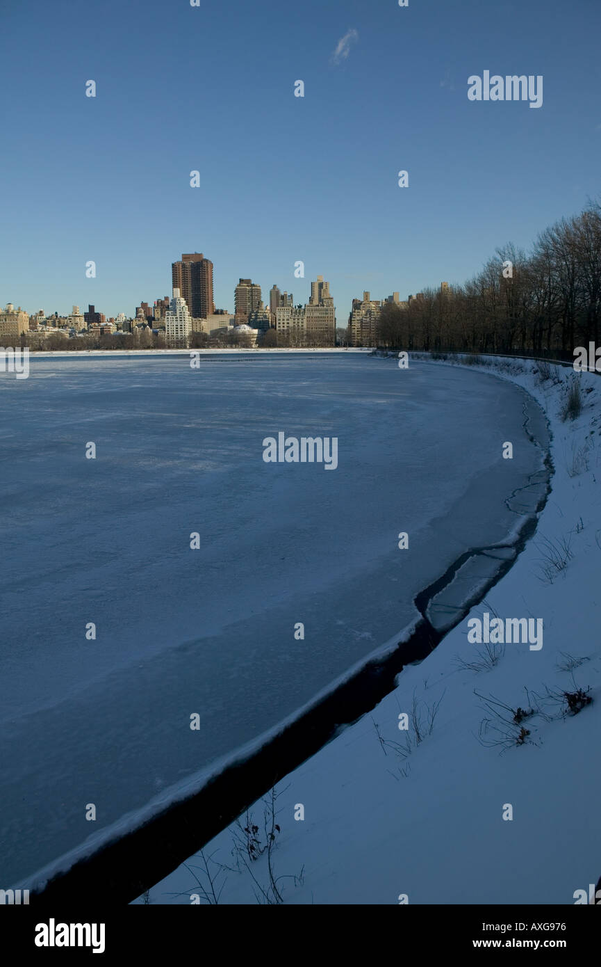 Winter-Blick auf Central Park s eingefroren Hauptreservoir in New York City Street USA Januar 2005 Stockfoto