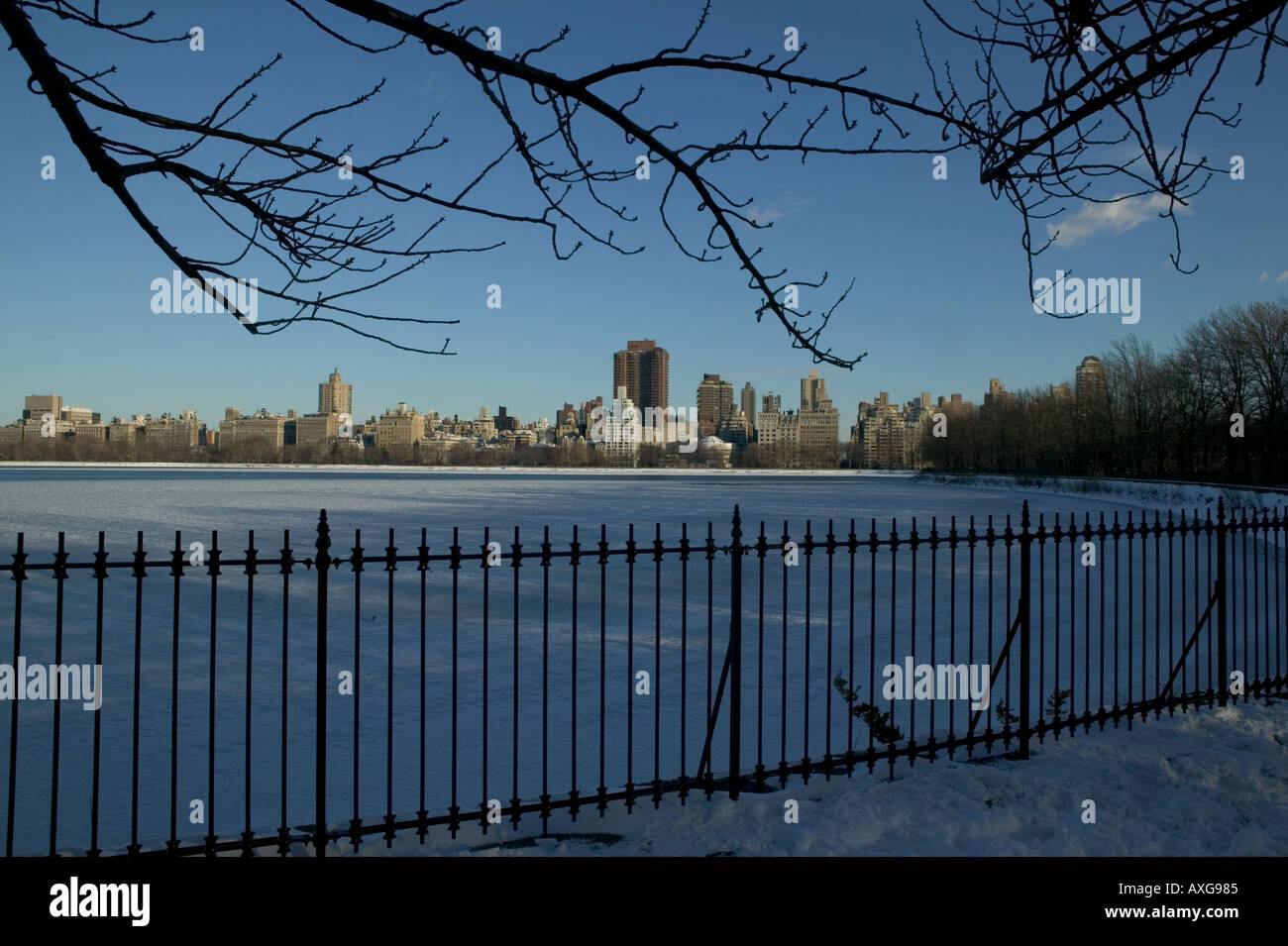 Winter-Blick auf Central Park s eingefroren Hauptreservoir in New York City Street USA Januar 2005 Stockfoto