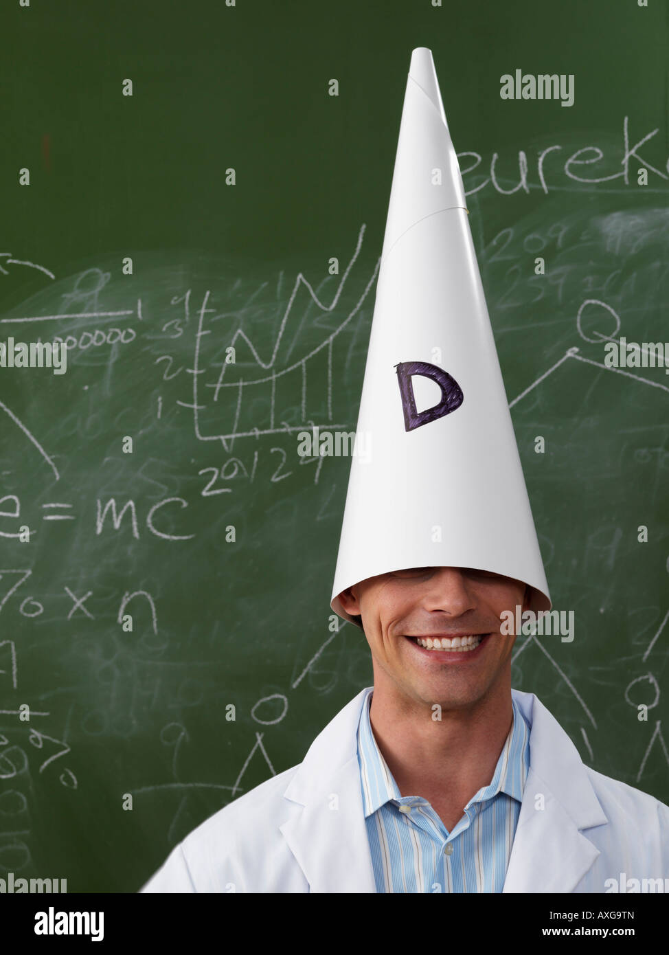 Mann trägt Dunce Cap Stockfoto