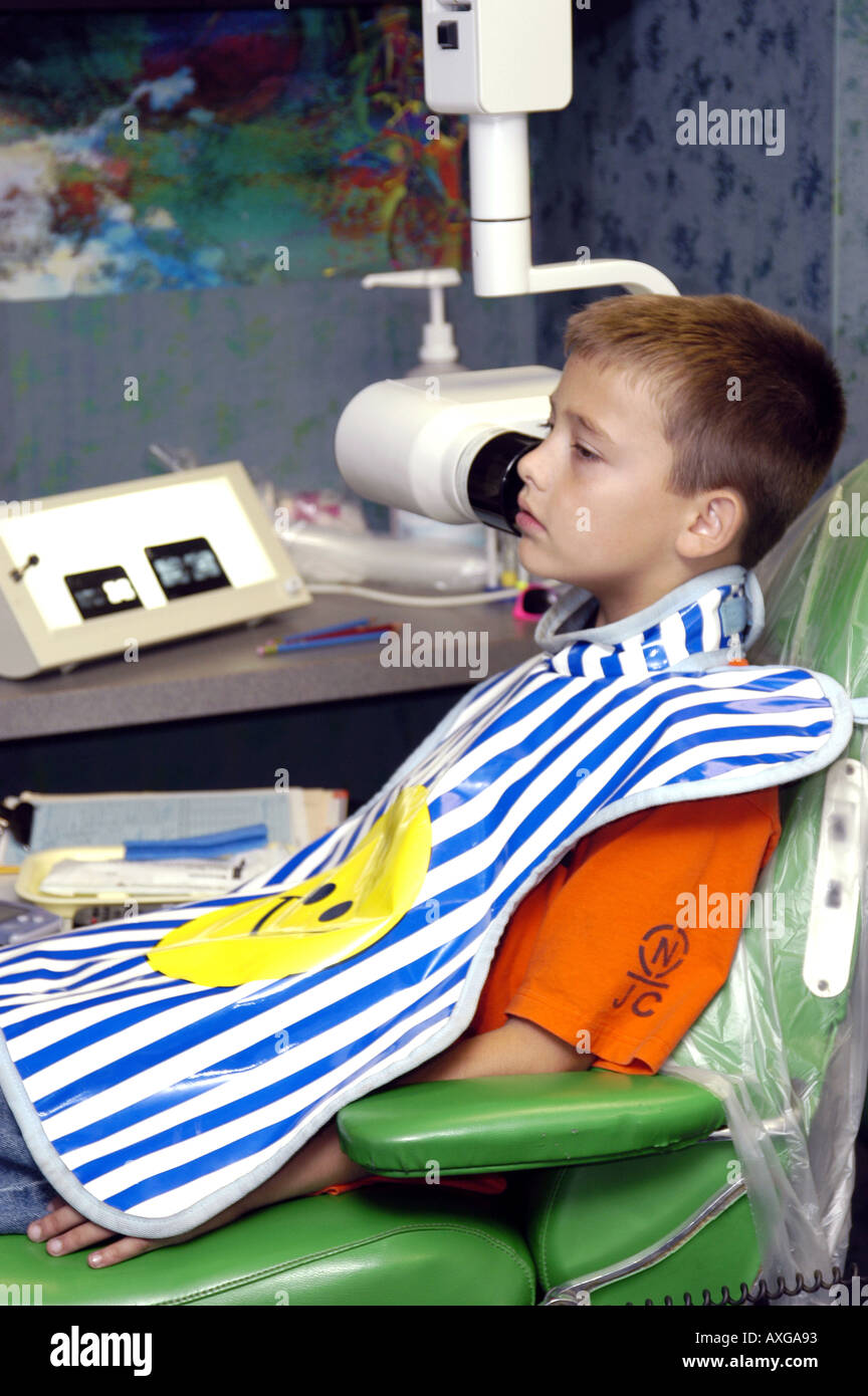 9 Jahre alter Junge erfährt Zahnreinigung beim Zahnarzt Kinderbüro s Stockfoto