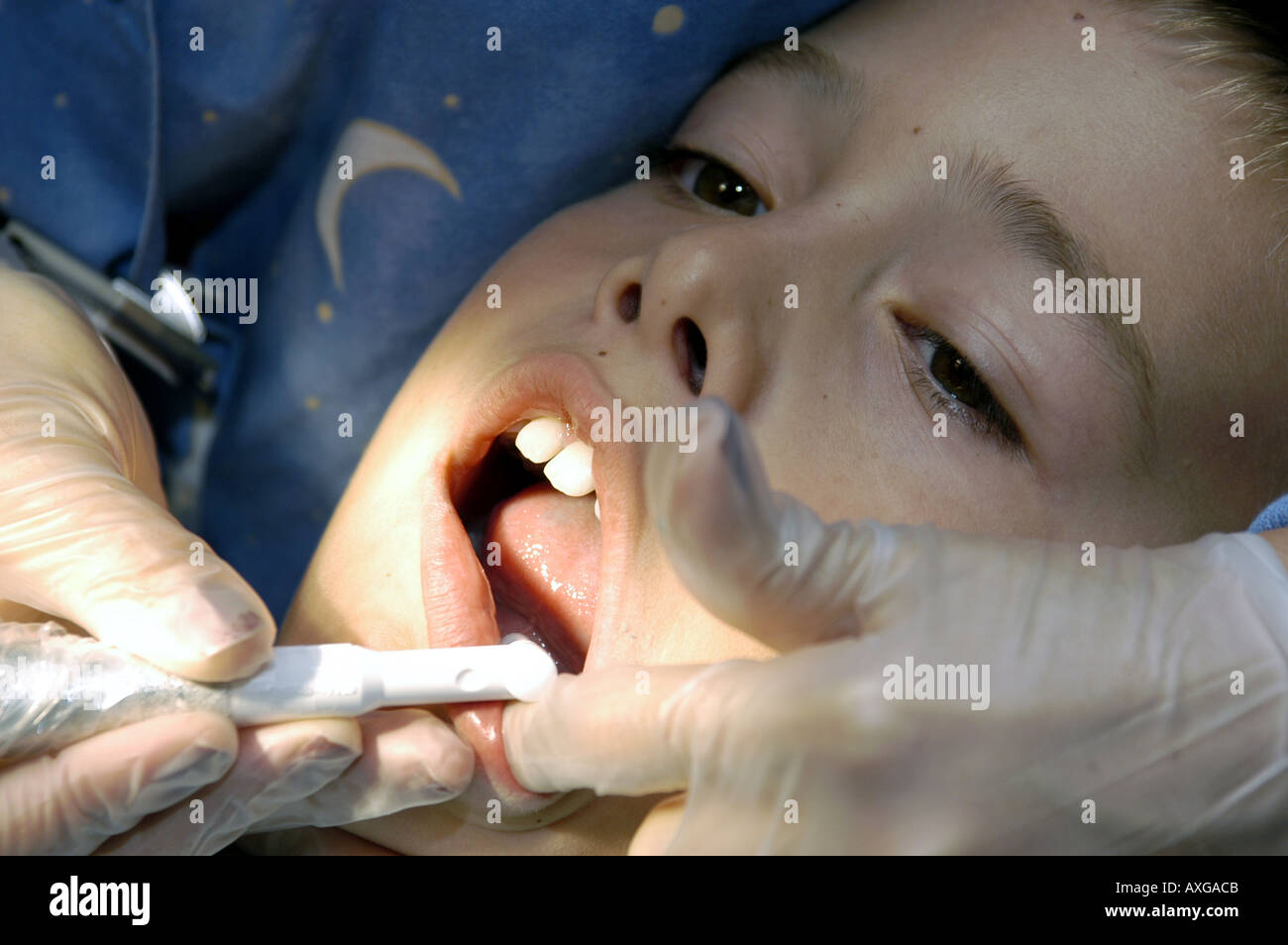 9 Jahre alter Junge erfährt Zahnreinigung beim Zahnarzt Kinderbüro s Stockfoto