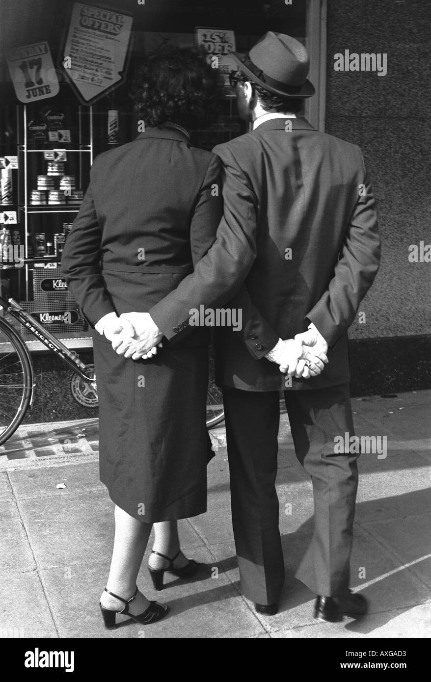 Retro Paar Hände halten Window Shopping Brighton 1979 35 mm b/w Stockfoto