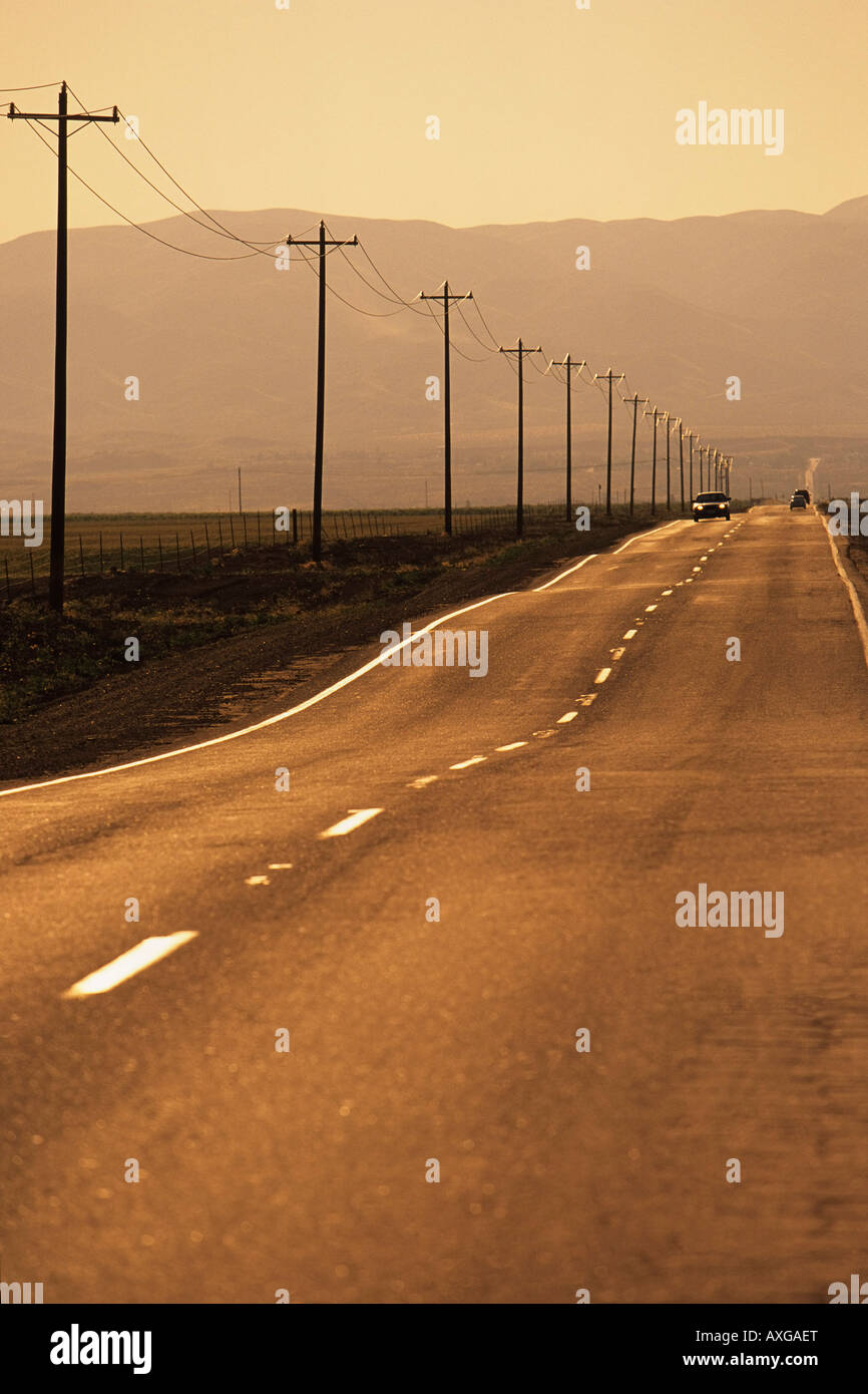 Ländlichen Autobahn bei Sonnenuntergang, Kalifornien, USA Stockfoto