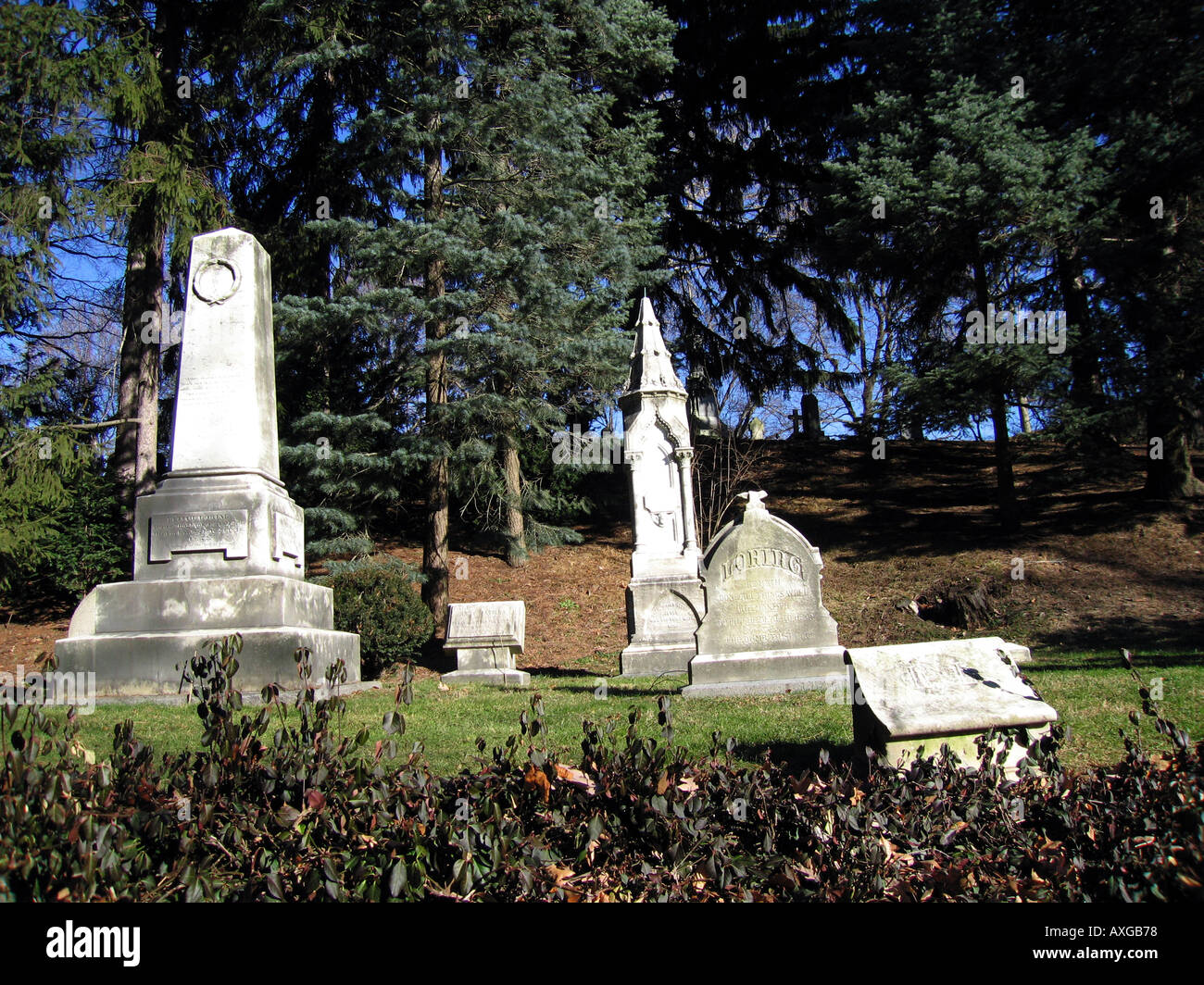 Obelisk und Grab Steinen auf dem Mt. Auburn Cemetery Cambridge MA Stockfoto