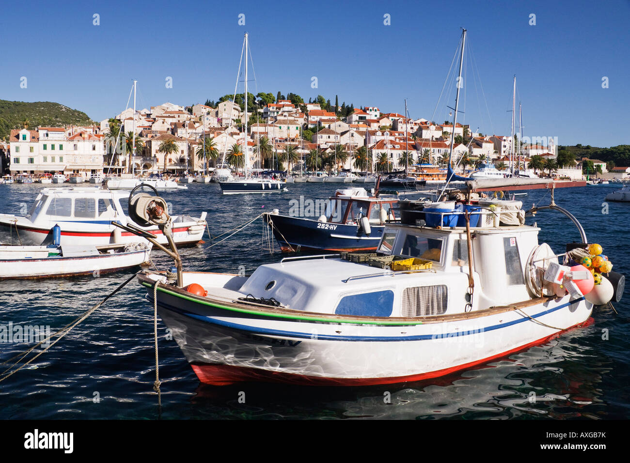 Boote im Hafen der Stadt Hvar, Hvar, Kroatien Stockfoto