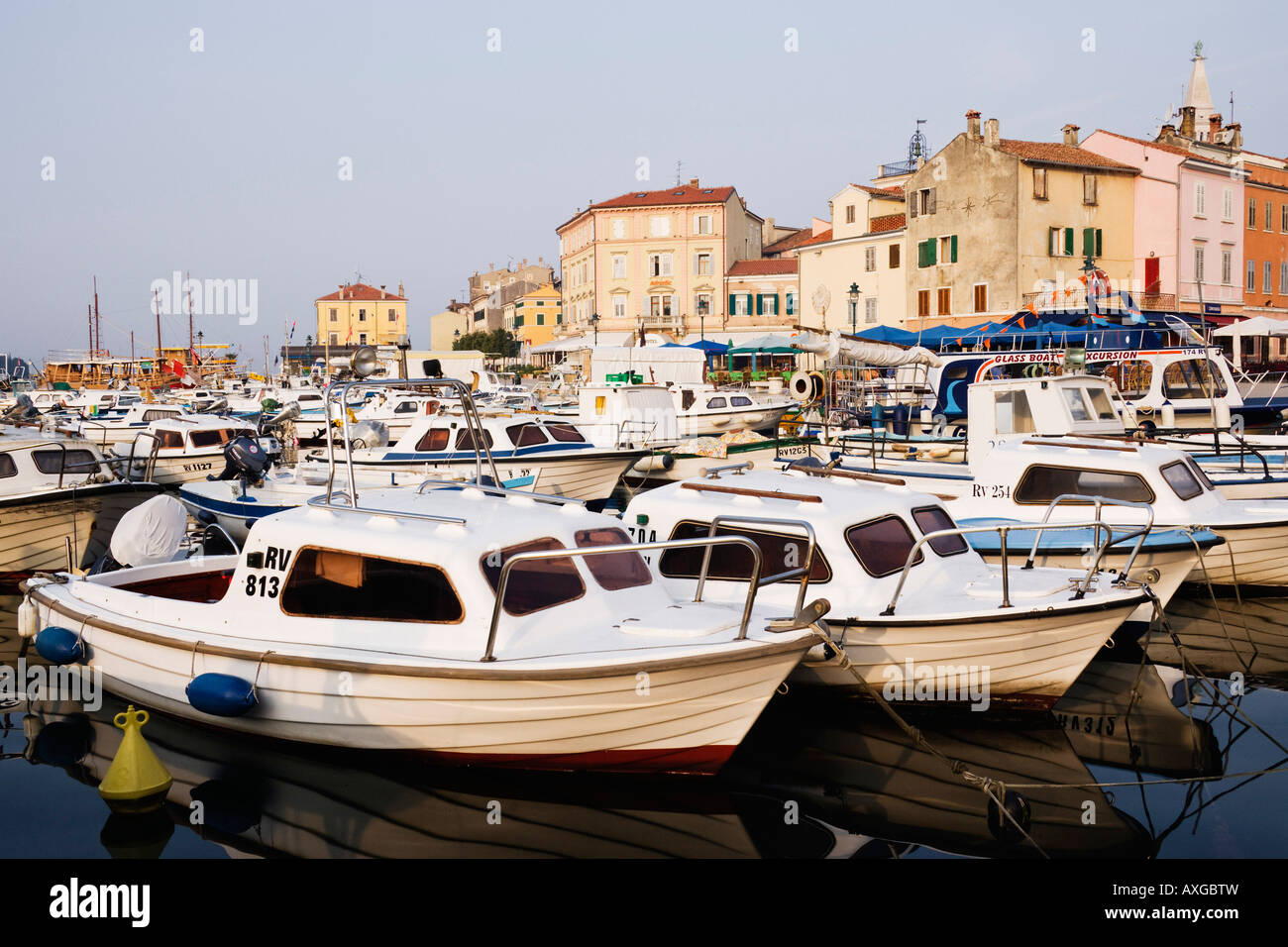 Boote im Hafen, Rovinj, Kroatien Stockfoto