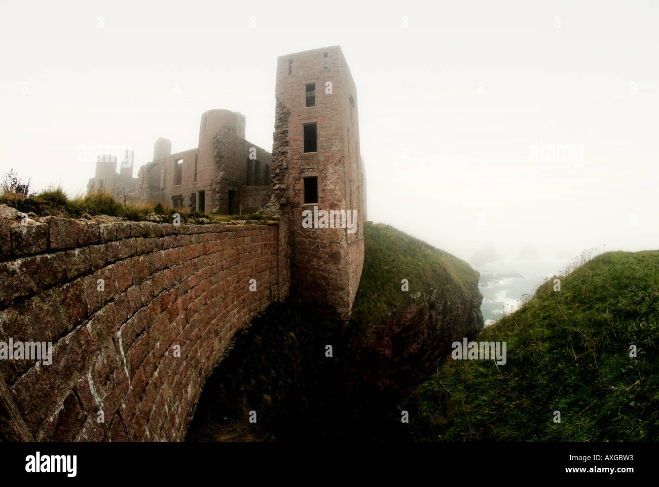 Moody Slains Castle nördlich von Aberdeen in Schottland an einem nebligen Herbsttag Stockfoto