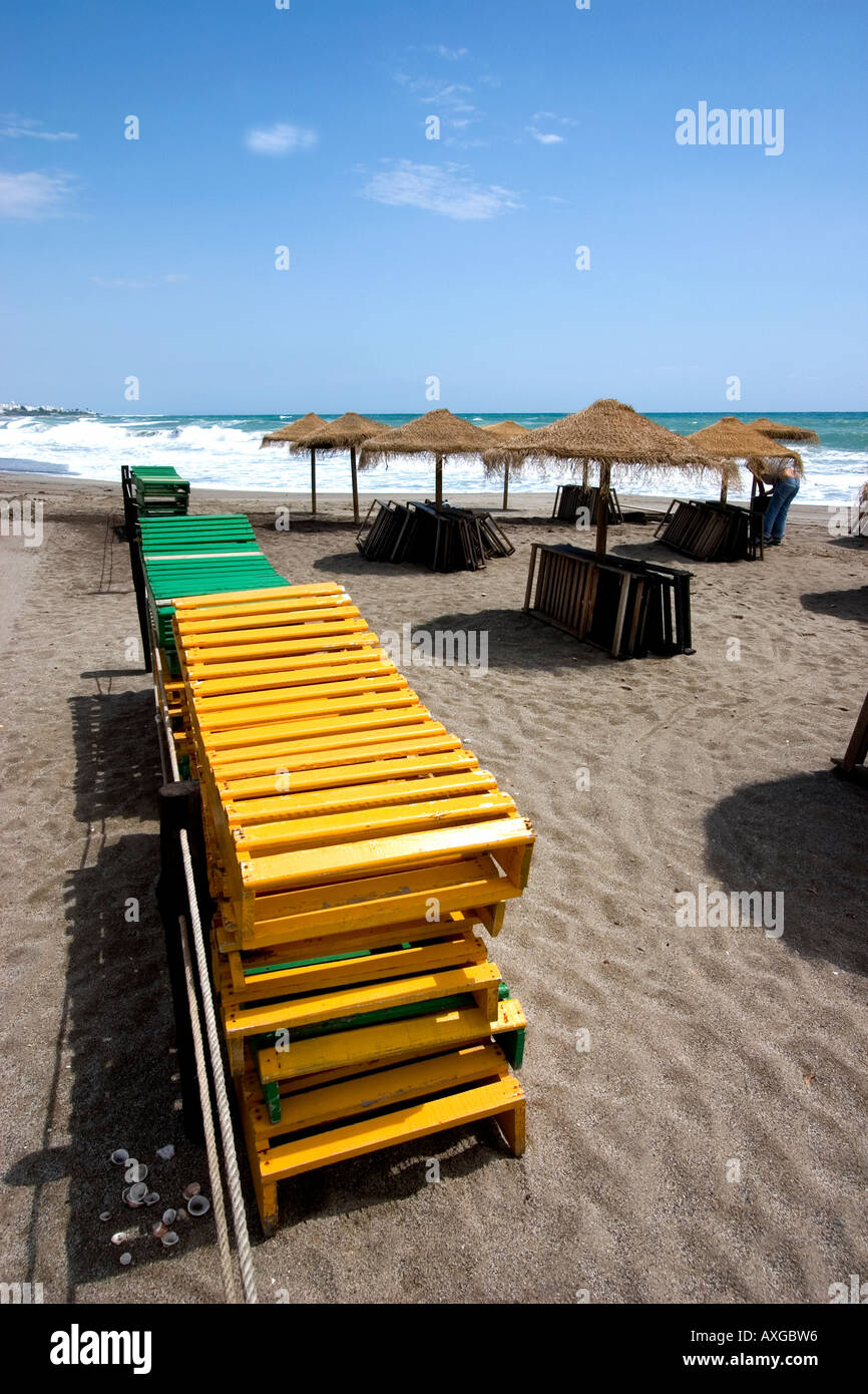 Stapel von Sonnenliegen Mojacar Strand Andalusien Stockfoto