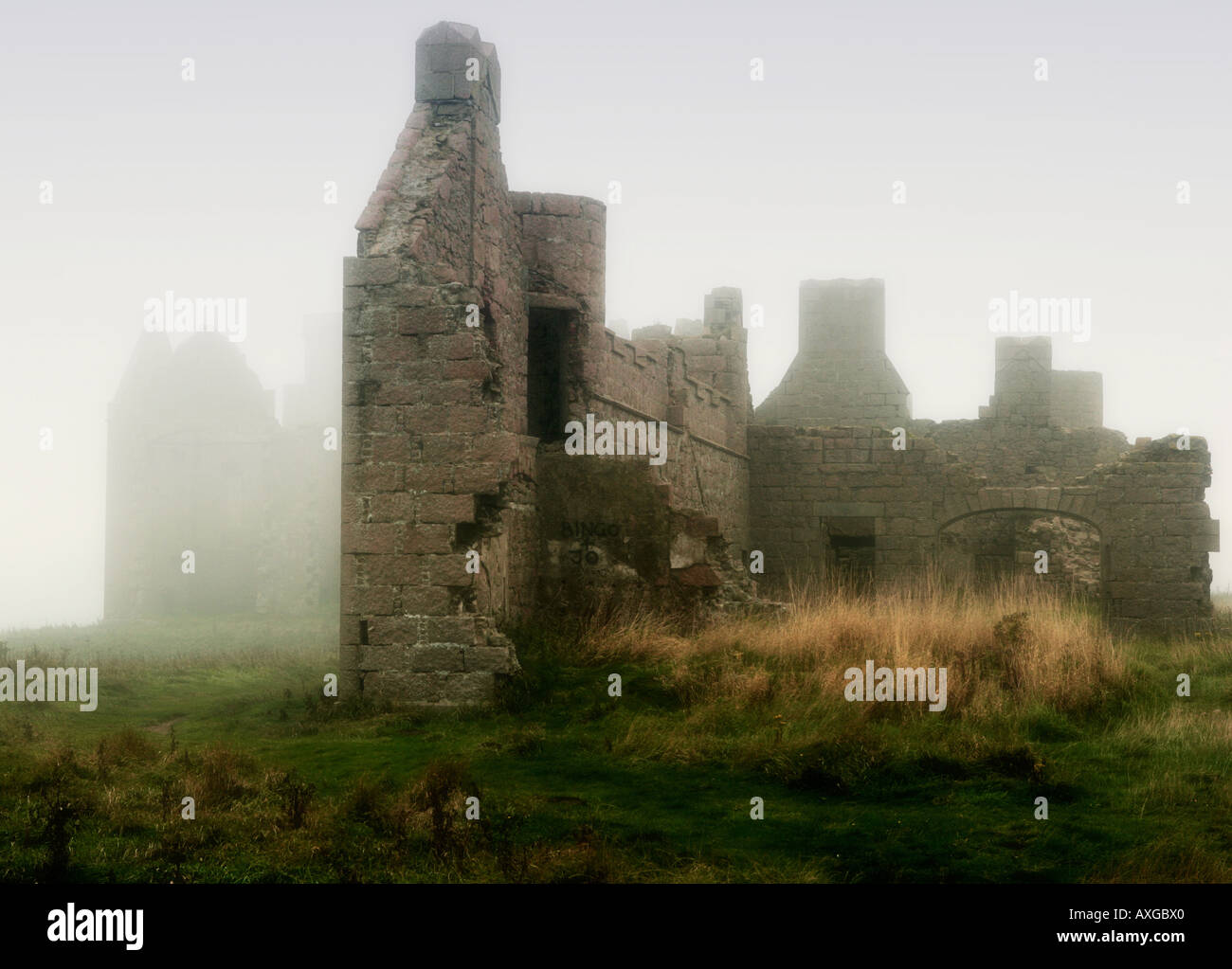 Moody Slains Castle nördlich von Aberdeen in Schottland an einem nebligen Herbsttag Stockfoto