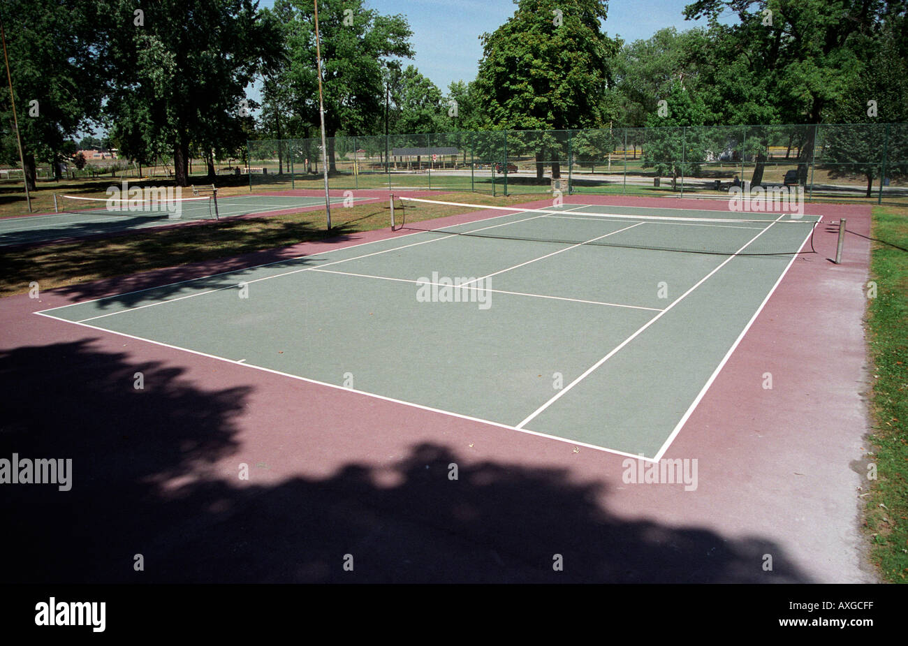 Leerer öffentlicher Tennisplatz Stockfoto