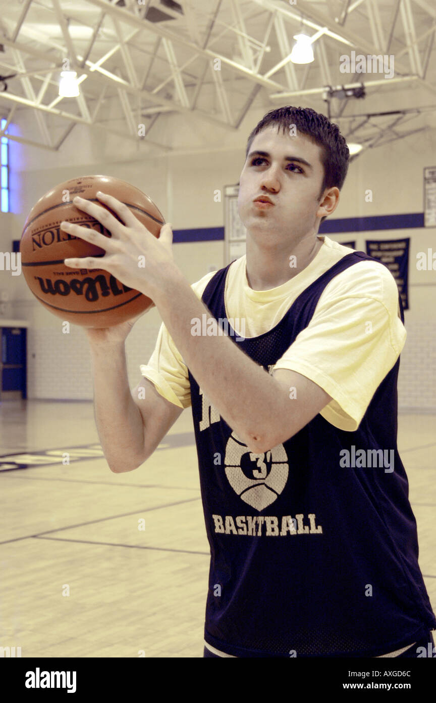 High School Basketball-Spieler steht an der Freiwurflinie unter Druck um eine wichtige Gäste Stockfoto