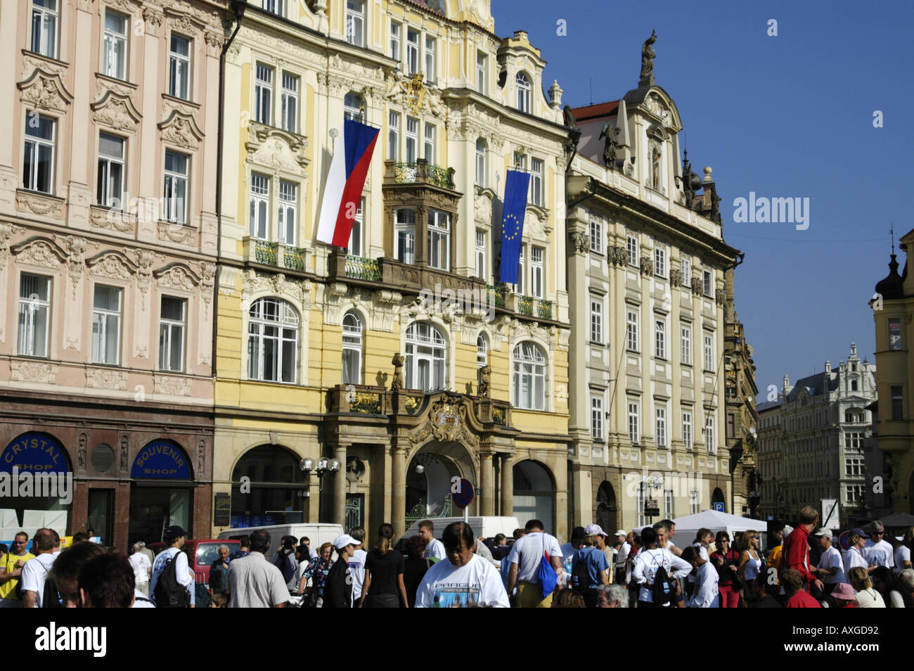 Prag Stadt Zentrum Reihe der Häuser tschechische EU Flagge Stockfoto