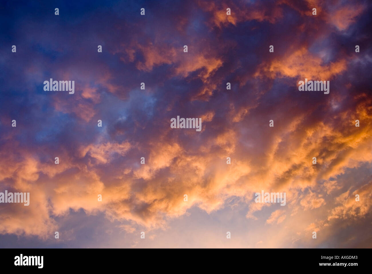 leuchtende Wolken bei Sonnenuntergang Stockfoto