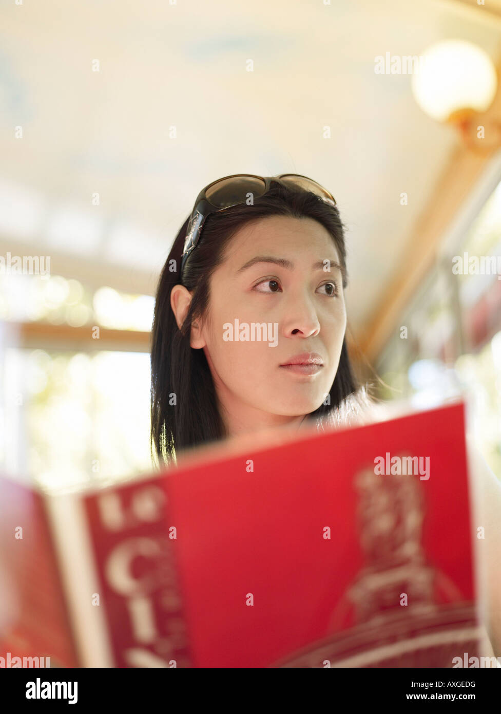 Frau im Restaurant, Aix en Provence, Frankreich Stockfoto