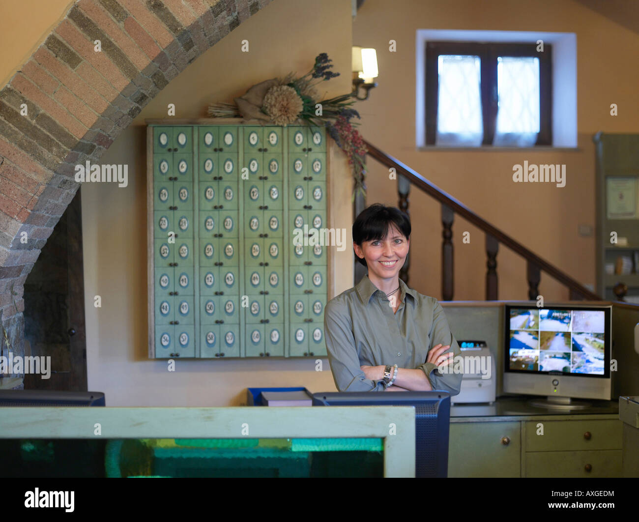Frau hinter Rezeption, Europa Stockfoto