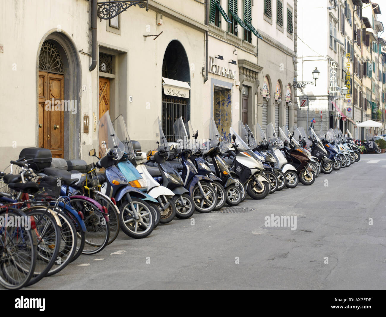 Motorroller und Fahrräder auf Straße, Florenz, Italien Stockfoto