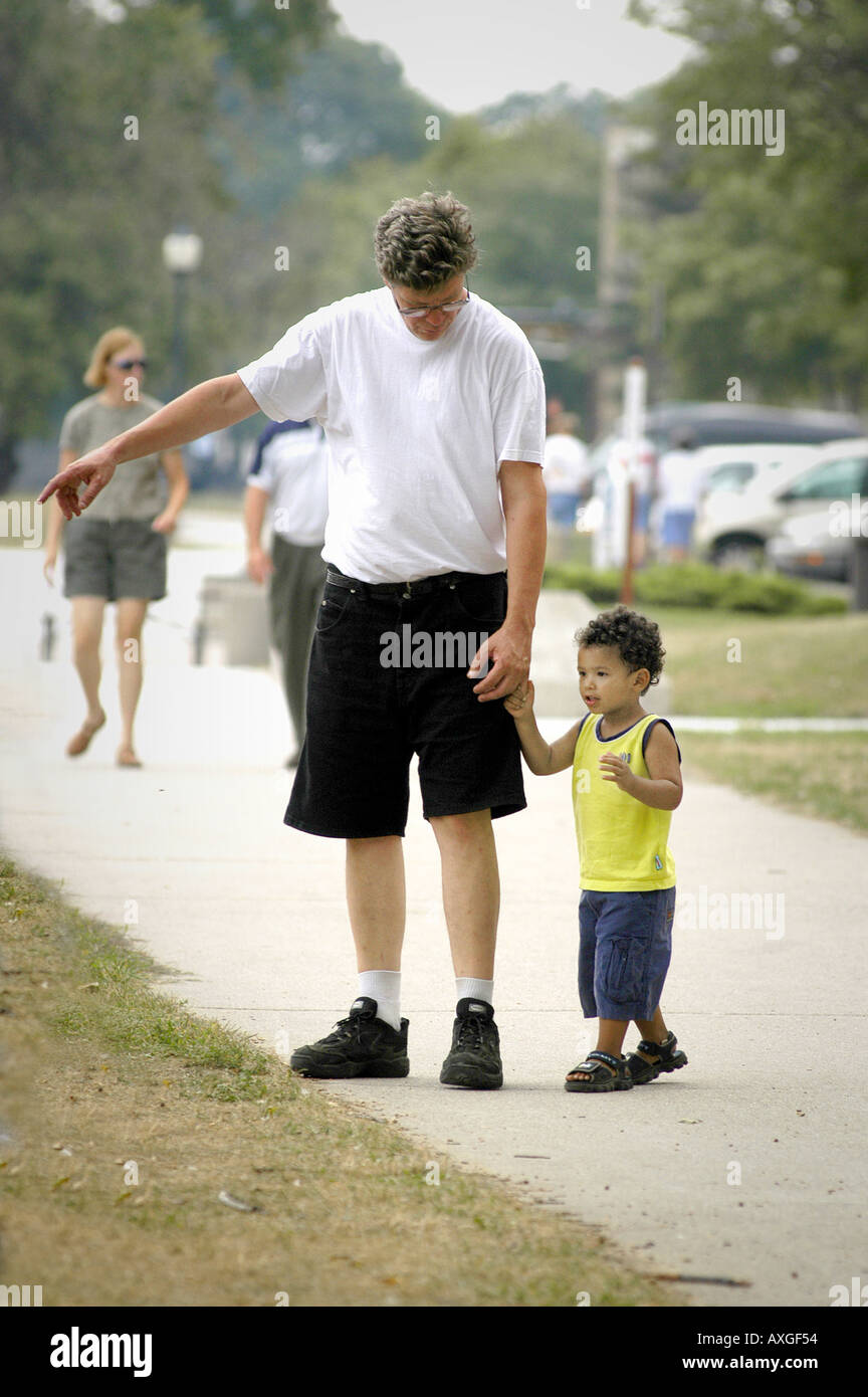 Vater mit schwarzen Adoptivsohn verbringen viel Zeit in einem öffentlichen park Stockfoto