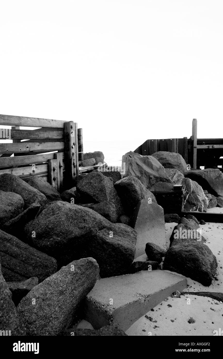 Zertrümmerte Meer Abwehrkräfte, Happisburgh, Norfolk, Großbritannien Stockfoto