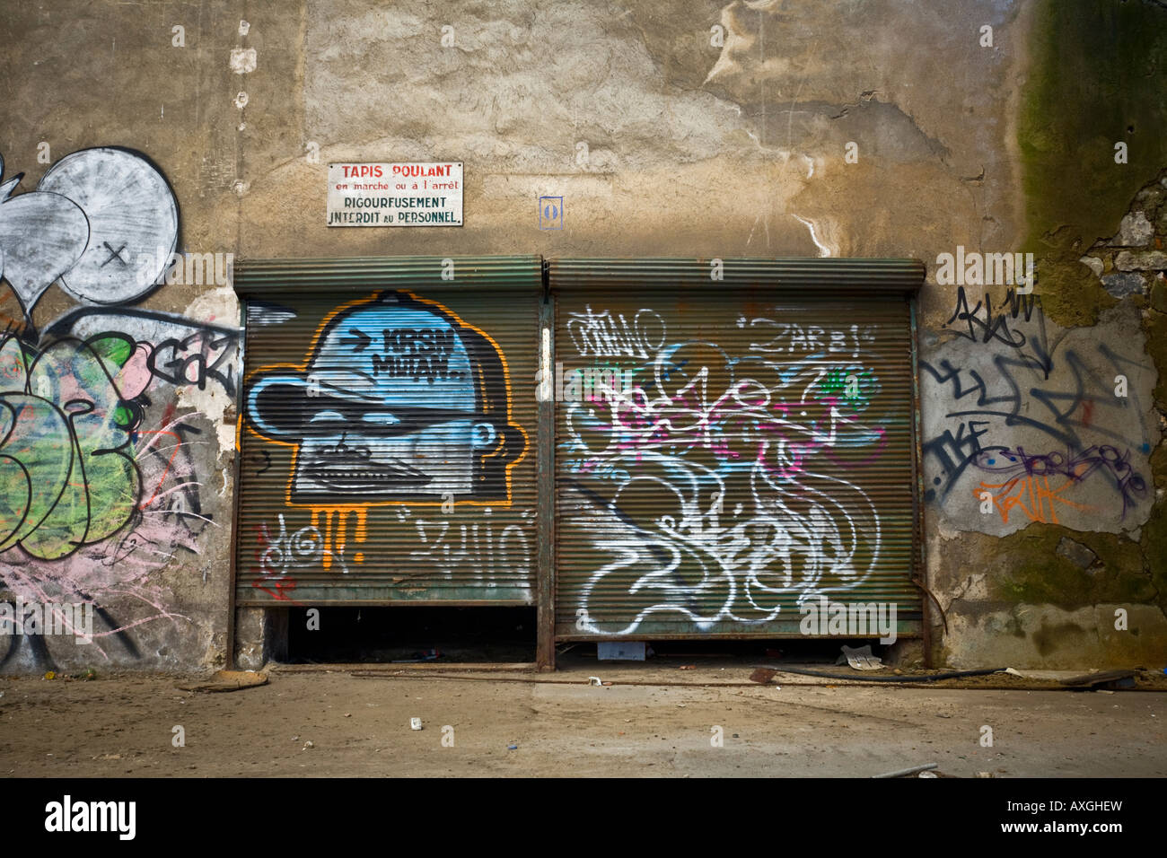 Graffiti in einer Brownfield-Website-Fabrik in Vichy (Frankreich). Graffiti Dans Une Usine Désaffectée de Vichy (Allier - Frankreich). Stockfoto