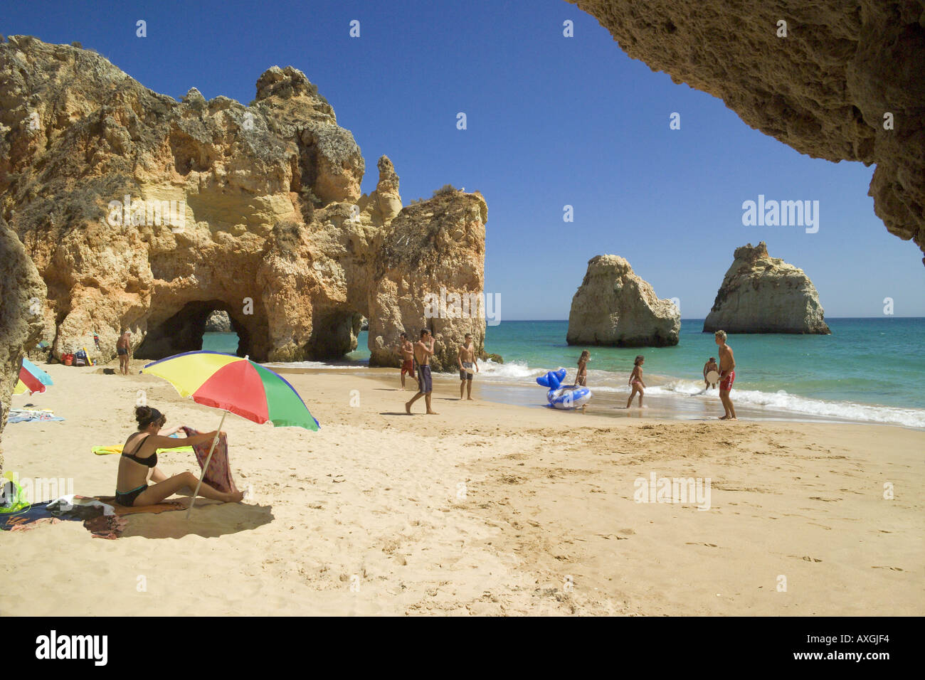 Portugal Algarve Alvor Praia dos Três Irmãos strand und felsen Bögen in den Klippen im Sommer Stockfoto