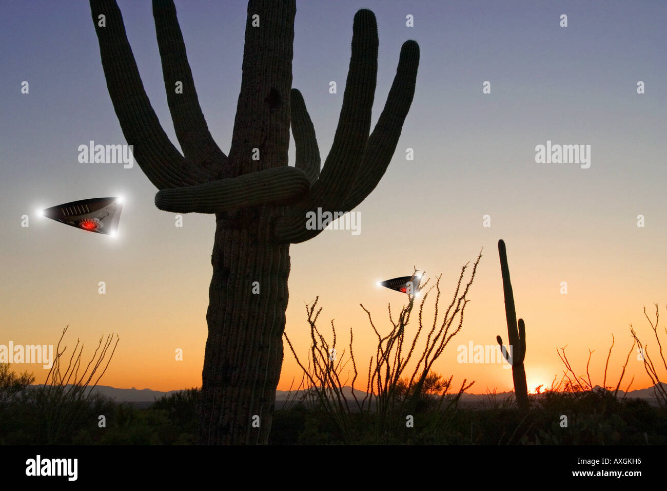 Dreieckige UFO-Sichtung in der Wüste. Stockfoto