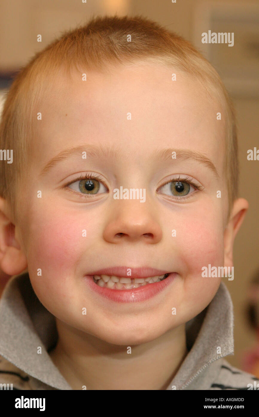 Porträt eines jungen Mannes mit grünen Augen und rote Rosenwangen lächelnd Stockfoto