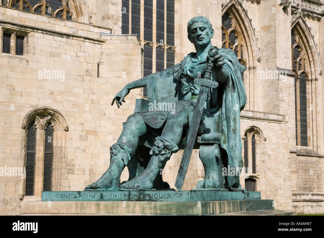 York Yorkshire England UK Bronze-Statue von Roman Emperor Konstantin der große von 13. Jahrhundert mittelalterliche York Minster Stockfoto